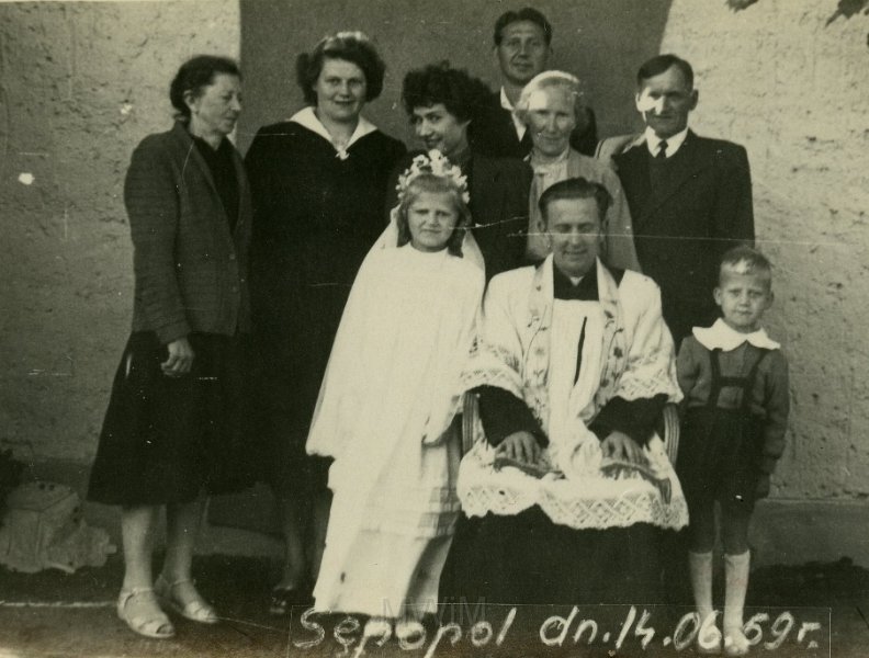 KKE 4244.jpg - I rząd od lewej: Barbara Wołosz, ks. proboszcz, Jerzy Wołosz, II rząd od lewej: druga Janina Wołosz (Purkiewicz), trzecia Władysława Purkiewicz, Sępopol, 14 VI 1959 r.